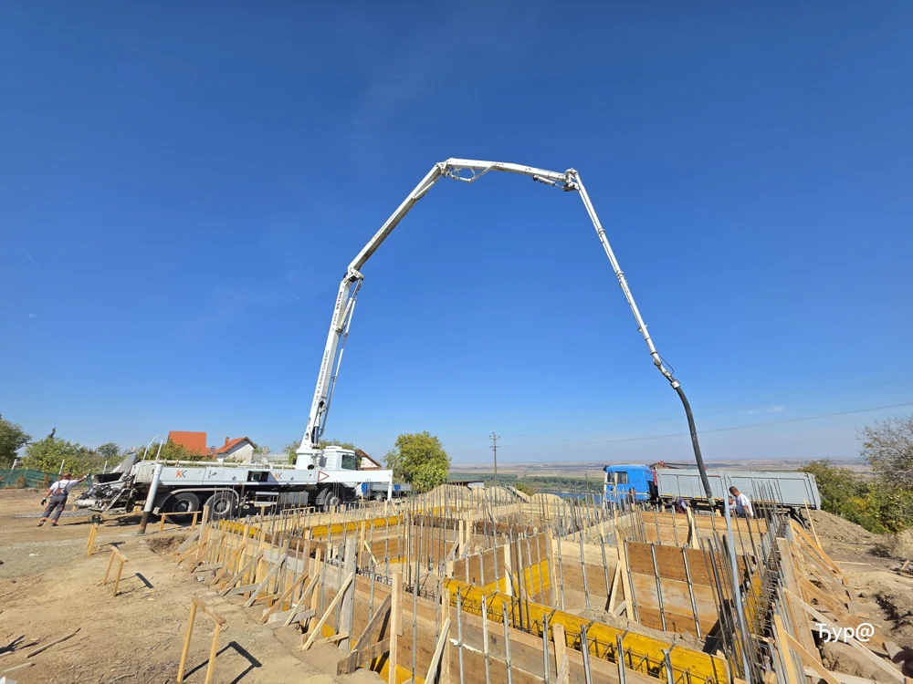 Betonska pumpa na gradilištu tokom izvođenja temeljne konstrukcije.