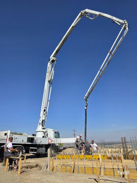 Betoniranje temelja — kadar 15 sa gradilišta u Starom Slankamenu.