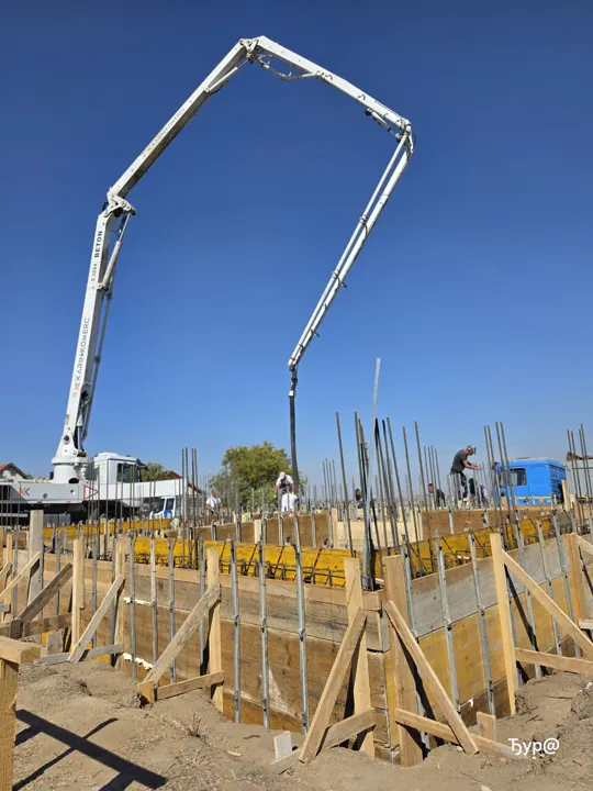 Betoniranje temelja — kadar 13 sa gradilišta u Starom Slankamenu.