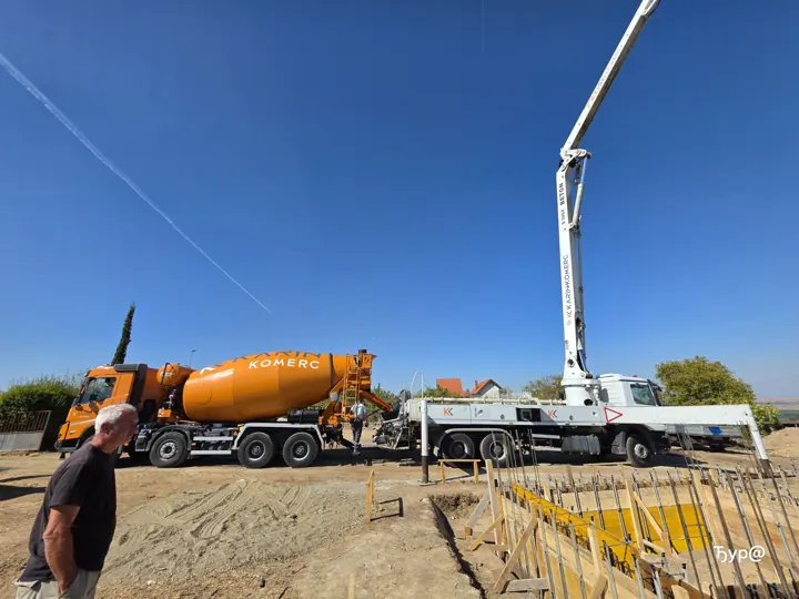 Betoniranje temelja — kadar 9 sa gradilišta u Starom Slankamenu.