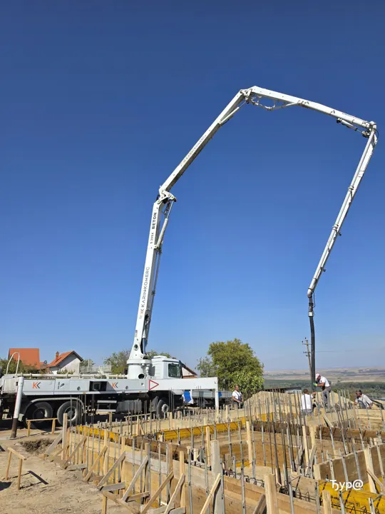 Betoniranje temelja — kadar 10 sa gradilišta u Starom Slankamenu.