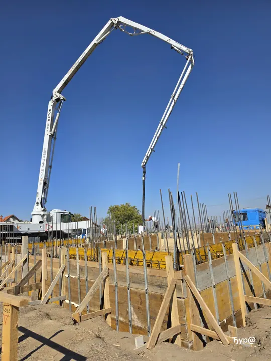 Betoniranje temelja — kadar 11 sa gradilišta u Starom Slankamenu.